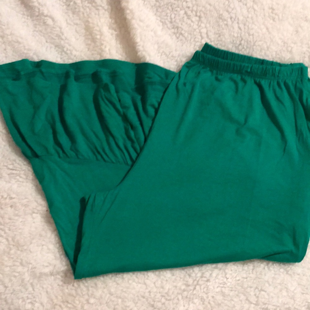 Women’s Kelly green, ruffled capris with pockets size medium